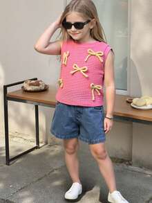 SHEIN 小女孩的钩针镂空内衣，搭配蓝色牛仔短裤和甜美的无袖紫红色蝴蝶结上衣，非常适合夏季户外度假。