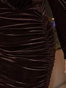 SHEIN Frenchy 大码女式V领褶皱羊腿袖纯色连衣裙 - 巧克力棕 - 查看 7