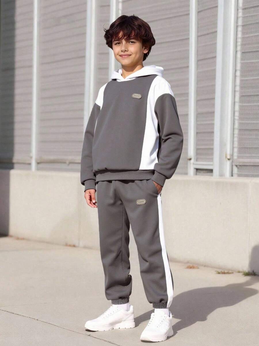 Vacaura 2件組青少年男孩拼接運動衫與束口長褲套裝,時尚白色秋季街頭風,校園返校灰色運動服,舒適款 - 深灰色 - 查看 1