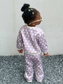SHEIN Baby Girl Spring Purple And White Contrast Fresh Style Sweatshirt And Pants Set 2-Piece, Elastic Ribbed Cuffs Detail, Allover Daisy Pattern, Slight Flared Pants Fit, Suitable For Outings, Home Leisure And Daily Wear - Mauve Purple - View 9