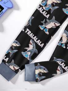 一套男童Tralalero Tralala可爱卡通鲨鱼印花修身睡衣套装，长袖上衣和长裤，时尚清爽，春秋季