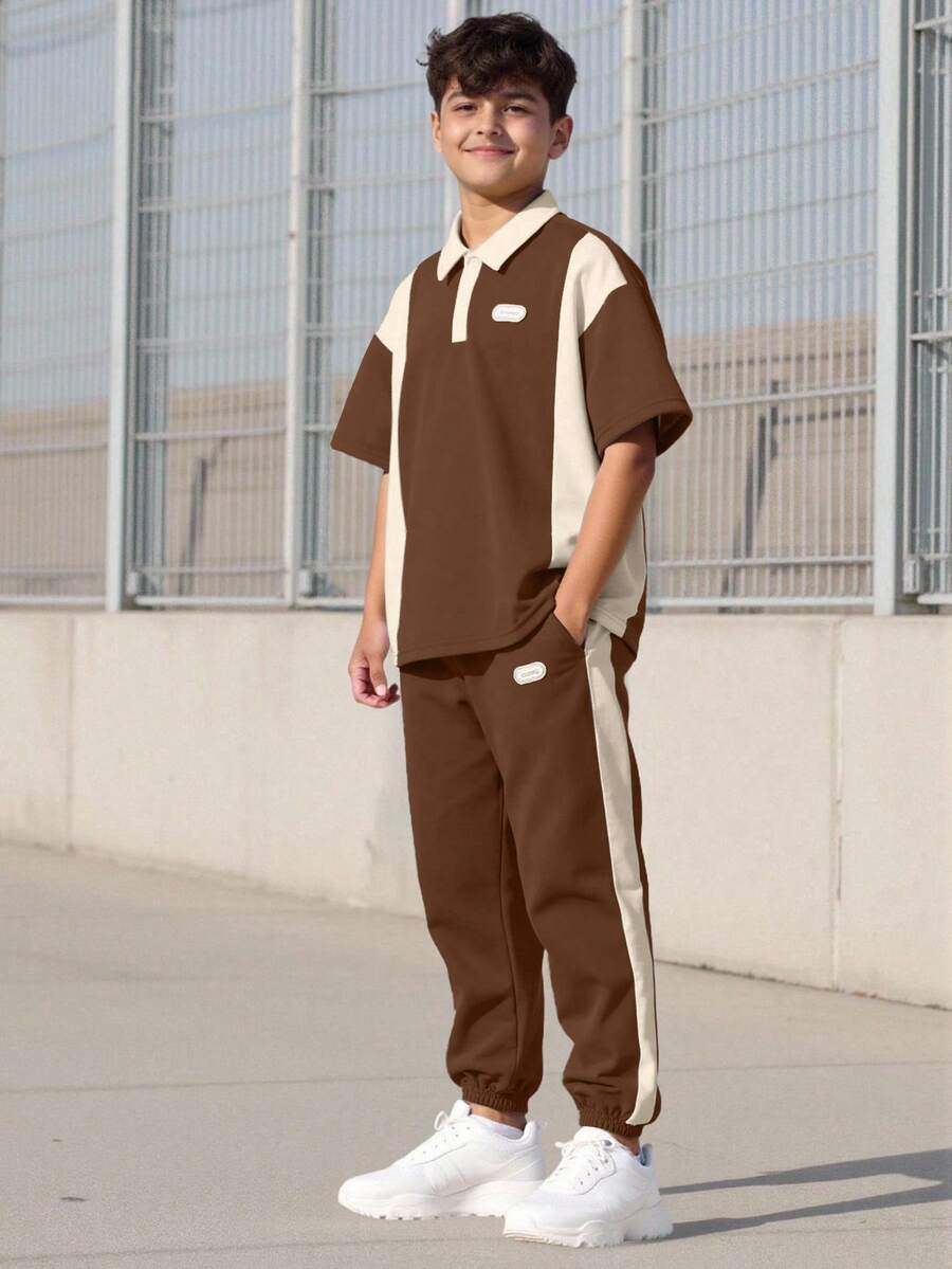 Vacaura 2 件套男童休闲 Polo 衫套装,衬衫采用撞色拼接和编织标签装饰,裤子采用色块设计和锥形裤腿,面料舒适,适合夏季和秋季 - 咖啡棕 - 查看 1