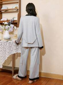 SHEIN Slumberist 三件套撞色花卉蕾丝边柔软磨毛荷叶边垂领吊带上衣、裤子和腰带睡袍睡衣套装，女士灰色睡衣套装，冬季服装 - 灰色 - 查看 2