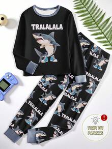 一套男童Tralalero Tralala可爱卡通鲨鱼印花修身睡衣套装，长袖上衣和长裤，时尚清爽，春秋季