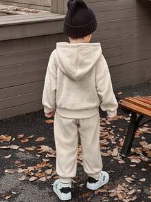 Young Boy 毛绒柔软连帽衫，带口袋和刺绣贴片，搭配宽松运动裤套装 - 米色 - 查看 2