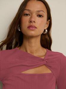 Nöista 这款长袖上衣采用前扭结和镂空设计，打造出迷人吸睛的廓形，是女士春假穿搭的理想之选；也适合派对、约会之夜以及搭配西装外套的优雅叠穿造型，同时也是打造精致生日装扮和现代情人节造型的百搭单品。 - 玫瑰紅 - 查看 5