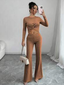 Conjunto de top corto y pantalón con silueta ajustada, confeccionado en tejido ligero, perfecto para llevar en primavera y verano. - Camel - Ver 3