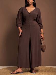 Veslaya 2025秋季新款加大码连体裤,适合音乐节、复活节、圣帕特里克节、西部风、游牧风、生日派对、毕业季、学院风、学生装、日常休闲、百搭、休闲、邮轮旅行、海滩、日光浴、爆款、街头风、婚礼宾客波西米亚风、通勤、早午餐、机场等场合。这款棕色纹理褶皱面料V领七分袖长款连体裤,后背交叉设计,尽显时尚个性。 - 棕色 - 查看 10