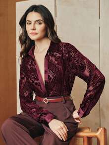 Anewsta 优雅宽松复古休闲女式衬衫，饰有随机天鹅绒烧花设计和纽扣细节，版型修身显瘦 - 紅色 - 查看 2