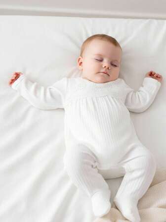 新生儿简约时尚白色镂空刺绣荷叶边舒适罗纹棉长袖连体衣家居服