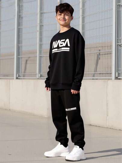 Vacaura 2 件套青少年男孩美式学院风简约英式印花圆领运动衫和长裤套装，户外运动