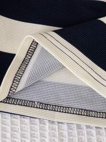 SHEIN 两件套新生男宝宝休闲时尚可爱藏蓝色杏色条纹圆领长袖上衣，饰有刺绣小熊图案，搭配藏蓝色长裤，适合街头风和日常休闲穿着，春秋季款。 - 藏蓝色 - 查看 6