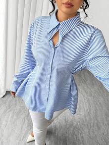 SHEIN Clasi 大码女式蓝色条纹印花衬衫，两穿式设计，收腰A字廓形，修身显瘦，适合上学、上班、通勤、毕业典礼、节日、情人节、音乐节、母亲节、万圣节、感恩节、复活节、国庆节、舞会、约会、派对、婚礼、户外活动等场合。 - 藍色 - 查看 8