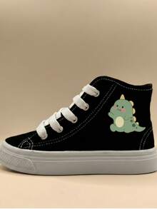 Tenis botín infantiles de tela con gráficos de dinosaurios, perfectos para actividades escolares, paseos, días casuales y juegos al aire libre. Diseño moderno con agujetas blancas y gráficos laterales divertidos, que aportan estilo, dinamismo y personalidad al outfit diario. Fabricados en lona transpirable de alta resistencia, con suela de caucho flexible. Estilo urbano, deportivo y casual, ideal para la temporada Primavera-Verano, combinando fácilmente con jeans, shorts o joggers - negro rojo - Ver 3