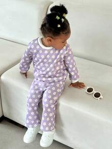SHEIN Baby Girl Spring Purple And White Contrast Fresh Style Sweatshirt And Pants Set 2-Piece, Elastic Ribbed Cuffs Detail, Allover Daisy Pattern, Slight Flared Pants Fit, Suitable For Outings, Home Leisure And Daily Wear - Mauve Purple - View 4
