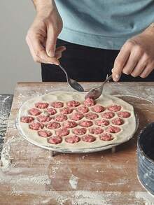 1 件装简易铝制饺子模具 - 37 孔意式饺子压模，适用于自制面团和酥皮，尤其适合制作肉馅饺子 - 厨房必备小工具 - 彩色 - 查看 2