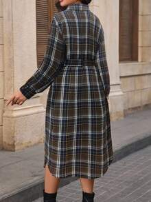 EMERY ROSE 大码女式经典红蓝格子衬衫裙，弧形下摆，腰带勾勒腰线，对称口袋，休闲日常穿着和聚会，秋冬 - 棕色 - 查看 2
