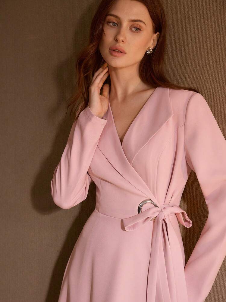 VESTIDO MIDI DE MANGA LARGA CON CINTURA ANUDADA, BAJO ASIMÉTRICO Y FLUIDO PARA MUJER, COLOR ROSA LOTO PARA OTOÑO/INVIERNO