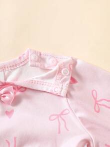 SHEIN 0-9个月新生女婴可爱粉色爱心针织长袖连衣裙，饰有3D蝴蝶结，简约时尚休闲风格，日常穿着及户外活动必备