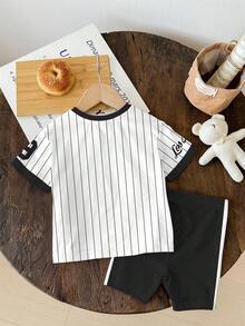 79 数字印花运动时尚黑色学院风女婴休闲简约圆领宽松短袖T恤和修身骑行短裤套装，适合春夏、凉爽夏季、度假风、夏季穿搭、轻松舒适、秋季叠穿，时尚女婴，休闲装，女婴图案服装，秋季服装 - 彩色 - 查看 3