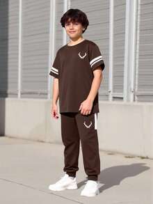 Vacaura 2 件男童休闲装，春夏新款，简约图案印花黑色圆领 T 恤搭配裤子套装，T 恤搭配撞色袖口饰边，裤子采用侧面板设计，适合夏季 - 咖啡棕 - 查看 1