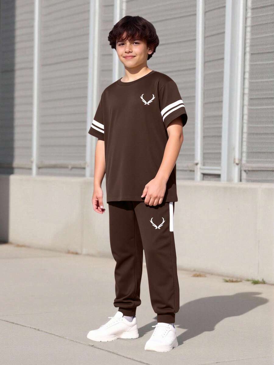 Vacaura 2 件男童休闲装，春夏新款，简约图案印花黑色圆领 T 恤搭配裤子套装，T 恤搭配撞色袖口饰边，裤子采用侧面板设计，适合夏季 - 咖啡棕 - 查看 1