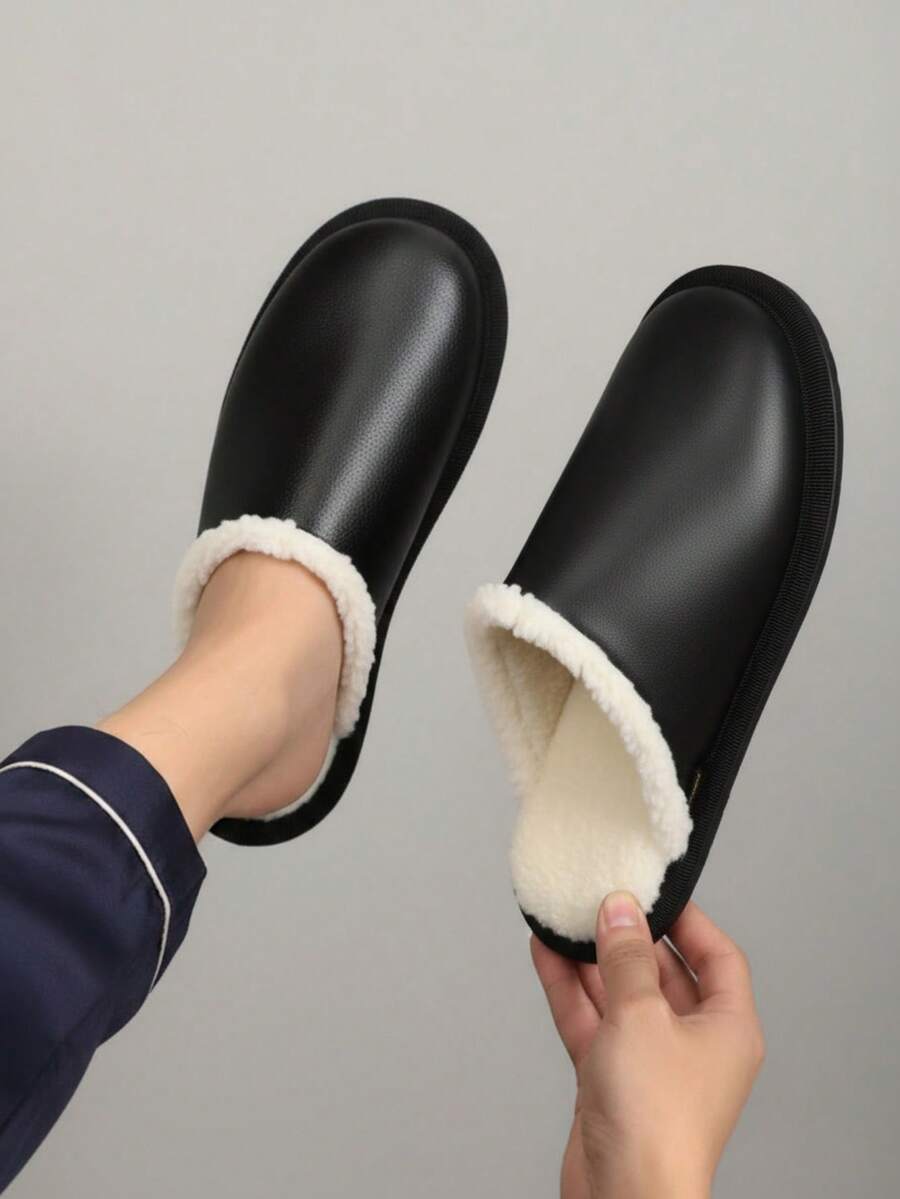 pantuflas mule para hombre, que combinan exterior negro o café resistente y cálido forro interior tipo borrego beige. Su diseño práctico y moderno permite un ajuste perfecto y una experiencia acogedora durante los días fríos, siendo el aliado ideal para el descanso y las rutinas domésticas. Siente el bienestar y estilo que necesitas para tus noches y momentos de relax en cualquier temporada. - Negro - Ver 1