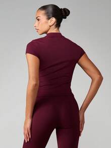 MISSGUIDED 双层高领短袖修身上衣，采用高领设计 - 酒紅色 - 查看 2