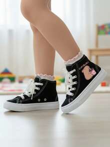 Tenis botín infantiles de tela con gráficos perfectos para actividades escolares, paseos, días casuales y juegos al aire libre. Agujetas blancas y gráficos laterales divertidos, que aportan estilo, dinamismo y personalidad al outfit diario. Fabricados en lona transpirable de alta resistencia, con suela de caucho flexible. Estilo urbano, deportivo y casual, ideal para la temporada Primavera-Verano, combinando fácilmente con jeans, shorts o joggers. Capibara tenis niña - Negro2 - Ver 2