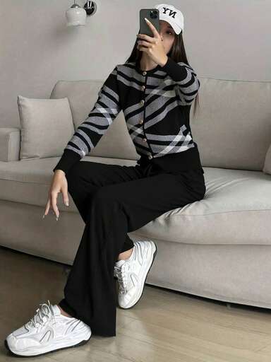 Suéter de punto para mujeres de dos piezas - suéter de pecho con botones de costilla de color de choque y blusa con pantalones elásticos