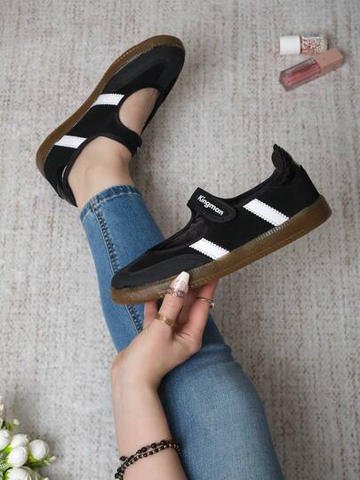 Tenis mary jane, deportiva casual, suela flexible, calzado cómodo, diseño juvenil, estilo urbano, goma antiderrapante, zapato ligero, cierre ajustable.