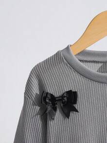 SHEIN 两件套少女甜美酷炫风套装，圆领3D蝴蝶结装饰卫衣搭配高腰百褶迷你裙，适合上学、休闲外出、聚会等场合。