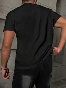 Manfinity Homme Camiseta casual y versátil de unicolor con estampado de letras en relieve para hombre, de verano - Negro - Ver 2
