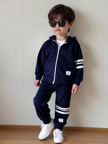 Conjunto de 2 piezas de sudadera con capucha y pantalones casuales para niños, gráfico de letras blanco y rayas blancas y azul marino, ajuste relajado, apto para uso diario, escuela, deportes, otoño/invierno, uniformes escolares, esenciales - Azul Marino - Ver 9