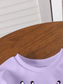 2 pezzi/set Ragazza giovane Felpa casual minimalista con grafica anime, collo rotondo viola e pantaloni a zampa neri, adatti per autunno, inverno, primavera, comodi e versatili per uso quotidiano e domestico