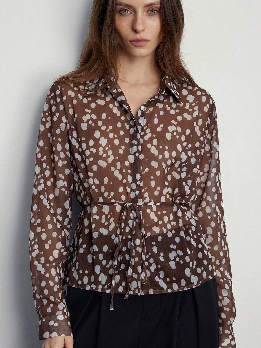 Aveloria Modichic Áo sơ mi chấm bi xanh ngẫu nhiên, thiết kế cổ áo cổ điển, dây rút ở eo để điều chỉnh vừa vặn, phù hợp với nhiều dịp - màu nâu - Xem 1