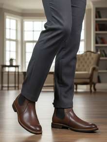 Botines Chelsea clásicos de piel para hombre, en colores marron y negro con panel lateral elástico, ideales para ocasiones formales e informales. Elegantes botines de piel negra para hombre, fáciles de poner y quitar, con paneles elásticos texturizados para mayor comodidad diaria. Botines Chelsea de piel auténtica para hombre, en color negro, con suela resistente, perfectos para un estilo informal de negocios. - Marrón - Ver 2