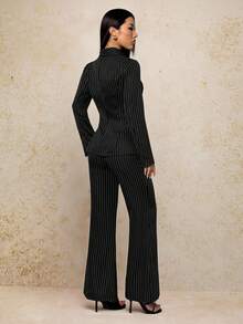 SHEIN PETITE 适合秋冬季通勤。黑色条纹面料单扣黑色西装外套+西装裤套装，优雅休闲，适合日常穿着。 - 黑與白 - 查看 2