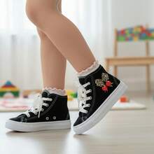Tenis botín infantiles de tela con gráficos perfectos para actividades escolares, paseos, días casuales y juegos al aire libre. Agujetas blancas y gráficos laterales divertidos, que aportan estilo, dinamismo y personalidad al outfit diario. Fabricados en lona transpirable de alta resistencia, con suela de caucho flexible. Estilo urbano, deportivo y casual, ideal para la temporada Primavera-Verano, combinando fácilmente con jeans, shorts o joggers. Moños tenis de niña - Negro - Ver 2