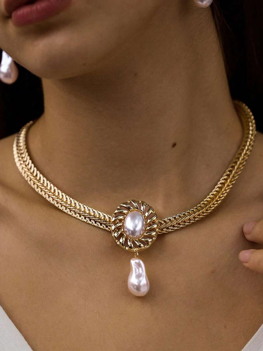 Opalesca 1pc European & American Asymmetric Pearl Geometric Oval Pendant Necklace, Luxury Rhinestone Studded Clavicle Chain For Women,Outfits,Old Money,Beaded,Wedding/Bridal Accessories,Fairycore/Fairy,Pearl,Flower,Fall/Autumn/Winter,For Mom/Women/Girl/Mother,Elegant,Premium - Yellow Gold - View 1