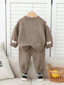 SHEIN Bộ quần áo len dệt kim họa tiết gấu hoạt hình màu lạc đà dày dặn cho bé trai, phù hợp mặc hàng ngày, dự tiệc, hoạt động ngoài trời và tụ họp ngày lễ - Lạc đà - Xem 2