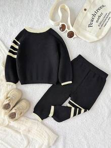 Souflis Souflis Set di maglione e pantaloni in stile collegiate con ricamo, a righe a contrasto, maniche raglan, per bambino, autunno/inverno - nero - Visualizzare 2