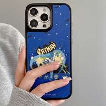 BATMAN X SHEIN 这款蝙蝠卡通图案二合一手机壳采用TPU+PC材质，兼具防震磨砂质感和皮革纹理，可有效防止手汗。精致的心形图案可有效保护手机，兼容苹果14/15和16/17 Pro Max手机。 - 彩色 - 查看 5