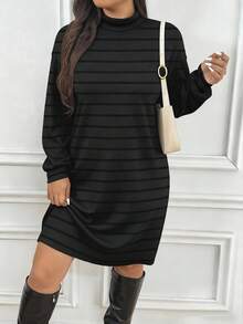 SHEIN Frenchy 1件女士加大码黑灰条纹印花高领长袖黑色休闲中长连衣裙，秋冬季 - 彩色 - 查看 3