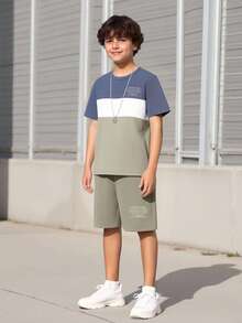 SHEIN Vacaura 2 件套青少年男孩标语印花撞色短袖 T 恤和短裤休闲套装 - 彩色 - 查看 1
