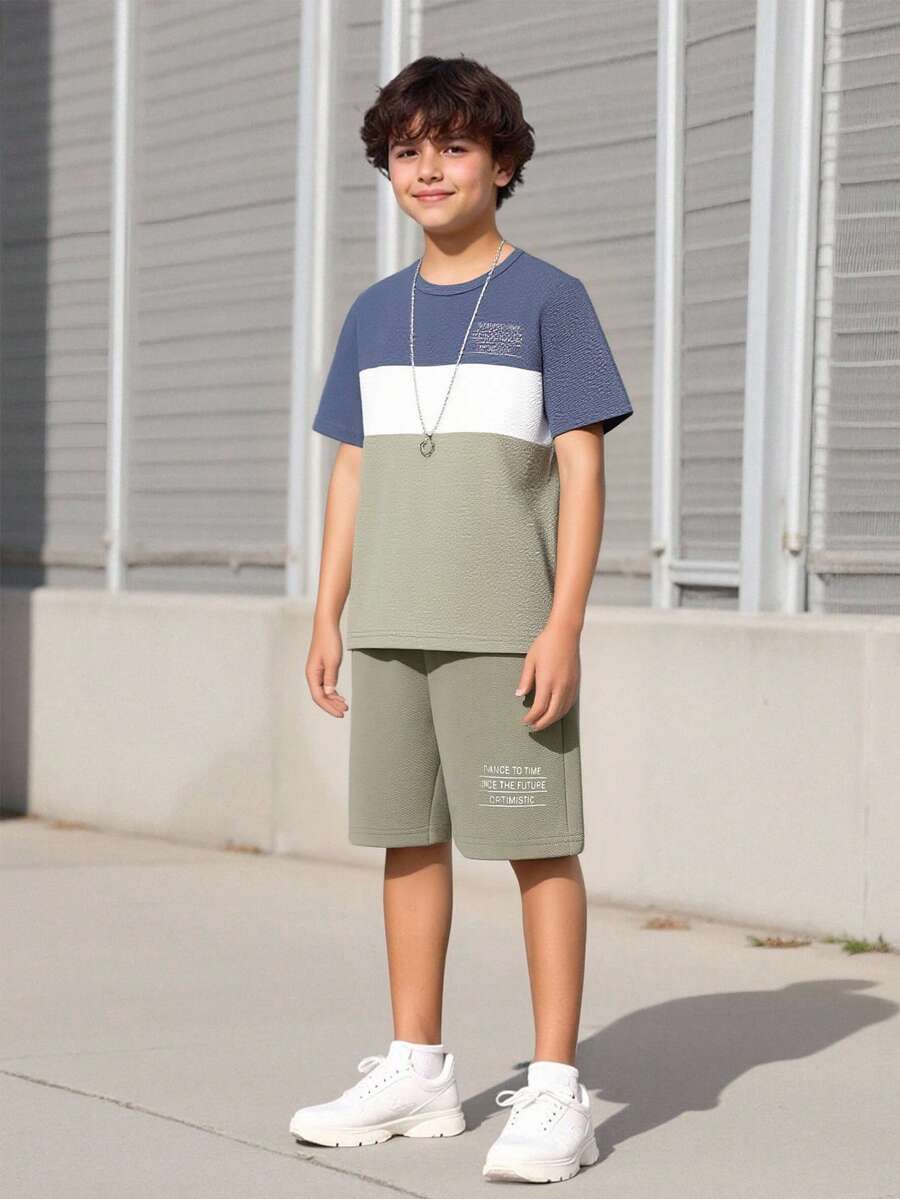 SHEIN Vacaura 2 件套青少年男孩标语印花撞色短袖 T 恤和短裤休闲套装 - 彩色 - 查看 1
