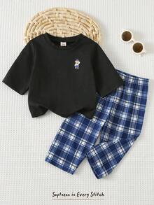 Cozy Pixies Conjunto de 2 piezas de parte superior de manga corta de cuello redondo suave con estampado de oso de dibujos animados y pantalones a cuadros para bebé niño - Azul - Ver 2