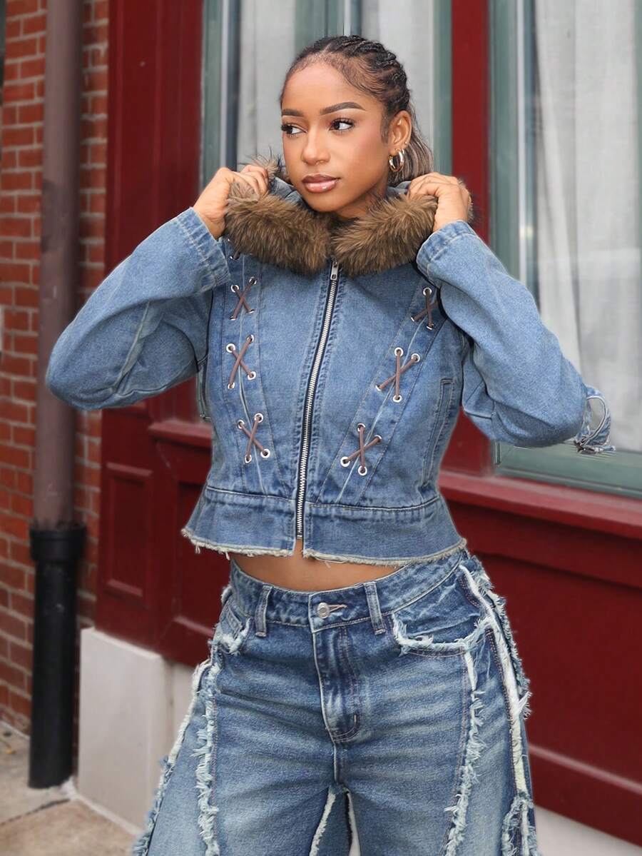 Jeanoix Giacca di jeans corta con cappuccio in finta pelliccia, decorazione con lacci e chiusura lampo davanti, stile casual di moda da strada, adatta per autunno/inverno - Lavaggio chiaro - Visualizzare 1