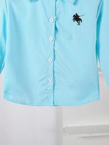 SHEIN Genkimix Kids 1 件女童翻领长袖纽扣条纹衬衫，正面绣有图案，秋季休闲上衣 - 藍色 - 查看 8