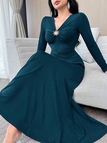 Modelyn 扭结、褶皱、金属装饰、收腰、长袖，优雅舒适的派对礼服 - 水鴨藍 - 查看 1